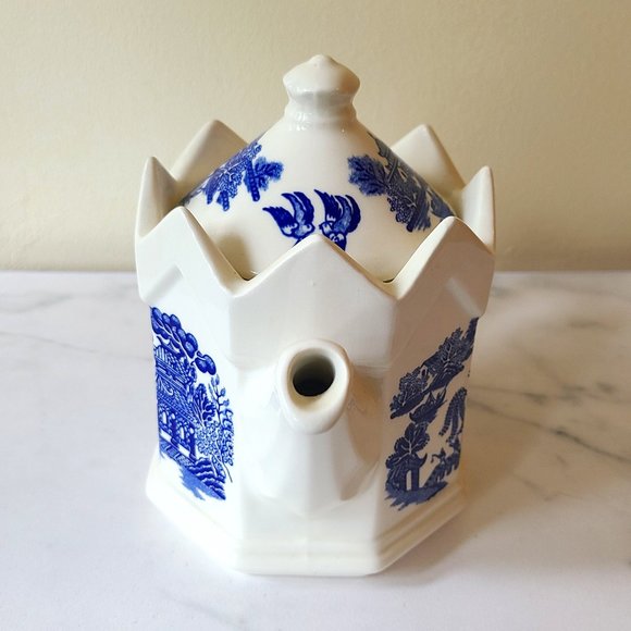 Unique Vintage Blue Willow Style Teapot - Picture 4 of 6